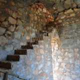Varchiamo a questo punto l�entrata posteriore per ritrovarci davanti a una scala in pietra priva di ringhiera che ci permette di salire